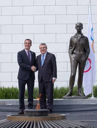 (170711) -- LAUSANNE, July 11,2017 -- Mayor of Los Angeles Eric Garcetti (L) shakes hands with International Olympic Committee (IOC) President Thomas Bach in front of the Pierre de Coubertin statue at Olympic Museum in Lausanne, Switzerland, July 10, 2017. Members of IOC will hold a session for presentations by the campaign teams for Los Angeles and Paris on July 11th and 12th. ) (SP)SWITZERLAND-LAUSANNE Olympic Games Olympische Spiele Olympia OS 2024 BID XuxJinquan 