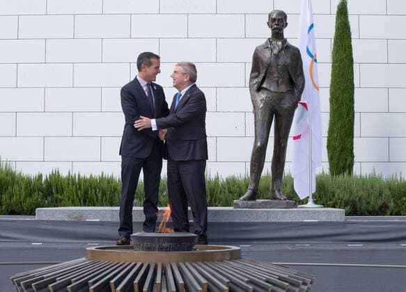 (170711) -- LAUSANNE, July 11,2017 -- Mayor of Los Angeles Eric Garcetti (L) shakes hands with International Olympic Committee (IOC) President Thomas Bach in front of the Pierre de Coubertin statue at Olympic Museum in Lausanne, Switzerland, July 10, 2017. Members of IOC will hold a session for presentations by the campaign teams for Los Angeles and Paris on July 11th and 12th. ) (SP)SWITZERLAND-LAUSANNE Olympic Games Olympische Spiele Olympia OS 2024 BID XuxJinquan 