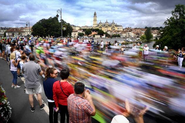 Themen der Woche - SPORT Bilder des Tages - SPORT Illustration picture shows the pack of riders leaving Perigueux during the start of the tenth stage of the 104th edition of the Tour de France cycling race, 178km from Perigueux to Bergerac, France, Tuesday 11 July 2017. This year s Tour de France takes place from July first to July 23rd. YORICKxJANSENS  x05129554x