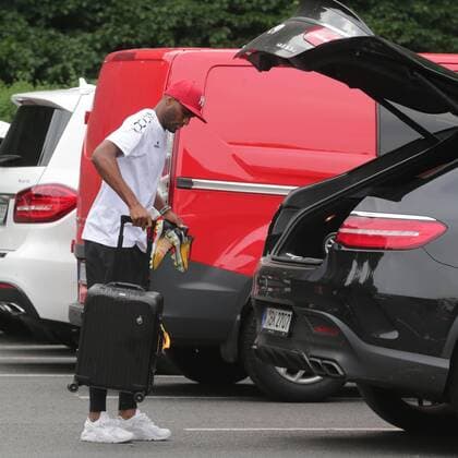 1.FC Köln Anthony Modeste kommt mit Frau Maeva und Anwälten zu Gespächen mit Jörg Schmadtke und Alexander Wehrle zum Geißbockheim. Offensichtlich hat er vor, mit der Mannschaft ins Trainingslager nach Österreich zu reisen. 09.07.2017