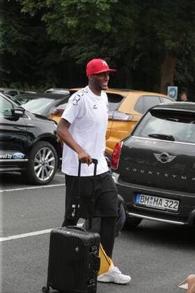1.FC Köln Anthony Modeste kommt mit Frau Maeva und Anwälten zu Gespächen mit Jörg Schmadtke und Alexander Wehrle zum Geißbockheim. Offensichtlich hat er vor, mit der Mannschaft ins Trainingslager nach Österreich zu reisen. 09.07.2017