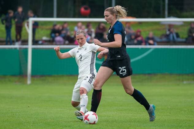 v.li.: Dina Orschmann (Deutschland, 2) im Zweikampf, Duell mit Taylor Kornieck (USA, 25), Fußball, U 19-Frauen Länderspiel, Deutschland - USA, xobx