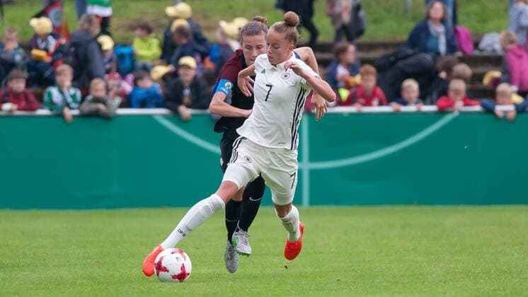 v.li.: Tierna Davidson (USA, 3) und Giulia Gwinn (Deutschland, 7) im Laufduell, Zweikampf, Duell, Fußball, U 19-Frauen Länderspiel, Deutschland - USA, xobx