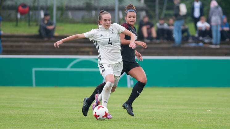 v.li.: Sophia Kleinherne (Deutschland, 4) am Ball, Aktion, Action, Sophia Smith (USA, 9), Fußball, U 19-Frauen Länderspiel, Deutschland - USA, xobx
