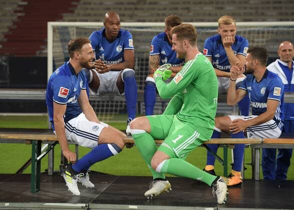 12.07.2017, Fussball GER, 1. Bundesliga Saison 2017 2018, Offizieller Fototermin des FC Schalke 04, vorne v.li., Benedikt Hoewedes, Benedikt Höwedes (Schalke 04), Torwart Ralf Faehrmann, Ralf Fährmann (Schalke 04), hinten v.li., Naldo (FC Schalke 04), Guido Burgstaller (Schalke 04), Johannes Geis (Schalke 04), Daniel Caligiuri (FC Schalke 04)