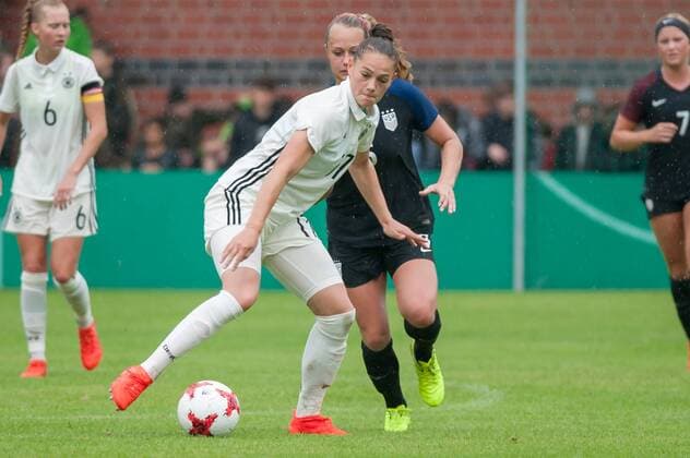 Giovanna Hoffmann (Deutschland, 17) am Ball, Einzelbild, Aktion, Action, Fußball, U 19-Frauen Länderspiel, Deutschland - USA, xobx