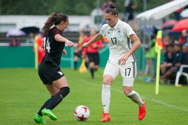 v.li.: Karlie Paschall (USA, 14) im Zweikampf, Duell mit Giovanna Hoffmann (Deutschland, 17), Fußball, U 19-Frauen Länderspiel, Deutschland - USA, xobx