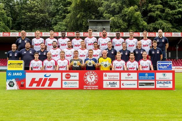 Fußball, GER, 3.Liga, Porträttermin 2017 2018, Mannschaftsfoto S.C. Fortuna Köln hintere Reihe von links: Busfahrer Maik Zimmermann, Cimo Roecker, Lars Bender, Bernard Kyere, Daniel Keita-Ruel, Moritz Fritz, Bone Uaferro, Cedric Mimbala, Markus Pazurek, Christopher Theisen, Physiotherapeut Christoph Otte mittlere Reihe von links: Betreuer Matthias Schaefer, Zeugwart Marcel Volk, Team-Manager Gereon Schultze, Chrisopher Andersen, Maik Kegel, Nico Brandenburger, Hamdi Dahmani, Trainer Uwe Koschinat, Co-Trainer Andre Filipovic, Physiotherapeut Christian Osebold, Physiotherapeut Marcel Schuster vordere Reihe von links: Ali Ceylan, Maurice Exslager, Dominik Ernst, Jannik Bruhns, Tim Boss, Andre Poggenborg, Michael Kessel, Manuel Farona-Pulido, Robin Scheu Portraittermin Fortuna Köln