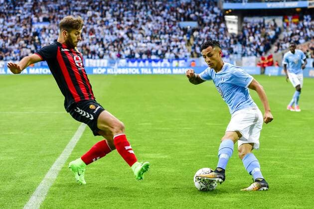 Fußball, CL Quali, Malmö FF - Vardar Skopje 170712 Vardars Hovhanes Hambarxumjan och Malmö FFs Yoshimar Yotun under fotbollsmatchen i kvalet till Champions League mellan Malmö FF och Vardar den 12 juli 2017 i Malmö.  Copyright: PETTERxARVIDSON BB170712PA024