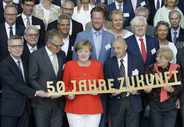 Bundesinnenminister Dr. Thomas de Maiziere, Werner E. Klatten, Angela Merkel, Christian Neureuther - Preisträger der Goldenen Sportpyramide 2017, Rosi Mittermaier , Deutschland, Berlin, Bundeskanzleramt, Bildtermin Empfang 50 Jahre Deutsche Sporthilfe mit Verleihung der Goldenen Sportpyramide 2017 Teilnahme BM Altmaier