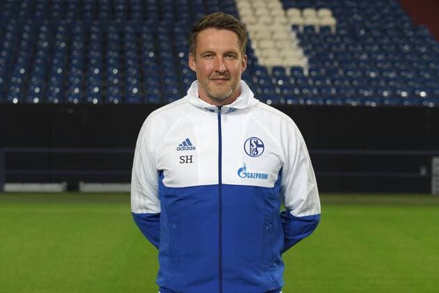 Fußball, GER, 1.BL, Porträttermin 2017 2018, FC Schalke 04, Torwarttrainer Simon Henzler (Schalke 04)