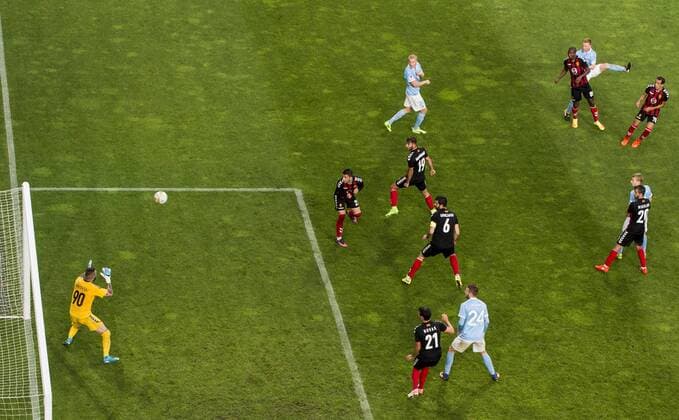 170712 Malmö FFs Anders Christiansen skjuter mot Vardars malvakt Filip Gachevski under fotbollsmatchen i kvalet till Champions League mellan Malmö FF och Vardar den 12 juli 2017 i Malmö.  Copyright: PETTERxARVIDSON BB170712PA109