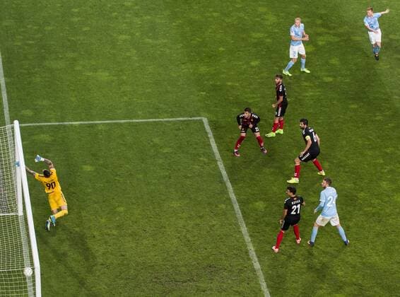 170712 Bollen pa mallinjen efter en ribbträff av Malmö FFs Anders Christiansen (ej i bild) pa tilläggstid mot Vardars malvakt Filip Gachevski under fotbollsmatchen i kvalet till Champions League mellan Malmö FF och Vardar den 12 juli 2017 i Malmö.  Copyright: PETTERxARVIDSON BB170712PA110