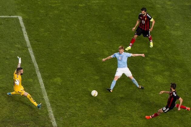 Fußball, CL Quali, Malmö FF - Vardar Skopje 170712 Malmö FFs Anders Christiansen oroar mot Vardars malvakt Filip Gachevski, Boban Grncharov och Boban Nikolov under fotbollsmatchen i kvalet till Champions League mellan Malmö FF och Vardar den 12 juli 2017 i Malmö.  Copyright: PETTERxARVIDSON BB170712PA115