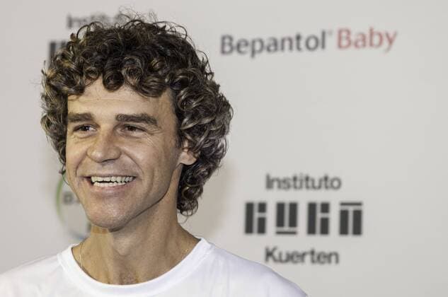 Evento de Bepantol Baby SÃO PAULO, SP - 12.07.2017: EVENTO DE BEPANTOL BABY - Gustavo Kuerten during the Bepantol Baby event, this Wednesday (12) at the Play Tennis Vila Olímpia, in São Paulo. (Photo: Fábio Guinalz Fotoarena) x1354886x  FábioxGuinalz