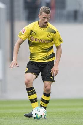 Sven BENDER (DO), mit Ball, Einzelaktion mit Ball, Aktion, Fussball 1. Bundesliga, Testspiel, Rot-Weiss Essen (E) - Borussia Dortmund (DO) 3:2, am 11.07.2016 in Essen Deutschland. Â