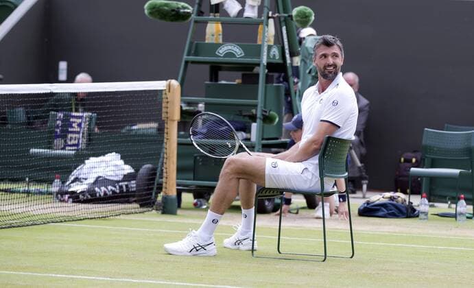 Bilder des Tages - SPORT July 13th 2017, All England Lawn Tennis and Croquet Club, London, England; The Wimbledon Tennis Championships, Day 10; Goran Ivanisevic (CRO) brings his chair on to the court during his match with Wayne Ferreira (RSA) against Jeremy Bates (GBR) and Chris Wilkinson (GBR) xRolandxHarrisonx  ActionPlus11900796