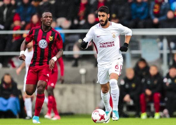 170713 Östersunds Salisu Abdullahi Gero och galatasarays Tolga Cigerci under fotbollsmatchen i kvalet till Europa League mellan Östersund och Galatasaray den 13 juli 2017 i Östersund.  Copyright: TOBIASxNYKÄNEN BB170713TN006