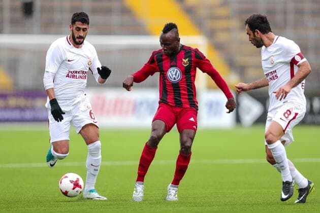 170713 Östersunds Samuel Lareya Mensah i duell mot Galatasarays Selcuk Inan och Tolga Cigerci under fotbollsmatchen i kvalet till Europa League mellan Östersund och Galatasaray den 13 juli 2017 i Östersund.  Copyright: TOBIASxNYKÄNEN BB170713TN009