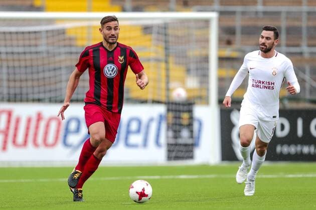 170713 Östersunds Sotirios Papagiannopoulus och Galatasarays Sinan Gumus under fotbollsmatchen i kvalet till Europa League mellan Östersund och Galatasaray den 13 juli 2017 i Östersund.  Copyright: TOBIASxNYKÄNEN BB170713TN013