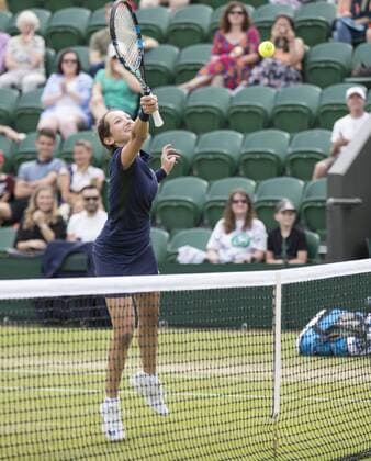 Bilder des Tages - SPORT July 13th 2017, All England Lawn Tennis and Croquet Club, London, England; The Wimbledon Tennis Championships, Day 10; A Ball Girl with the racket of Michael Llordra (FRA) plays in his match with Monsour Bahrami (IRI) against Greg Rusedski (GBR) and Fabrice Santoro (FRA) xRolandxHarrisonx  ActionPlus11900837