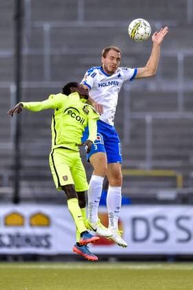 170713 Norrköpings Jon Gudni Fjoluson och Trakais Oscar Dorley under fotbollsmatchen i kvalet till Europa League mellan Norrköping och Trakai den 13 juli 2017 i Norrköping.  Copyright: JOHANNAxLUNDBERG BB170713JL003