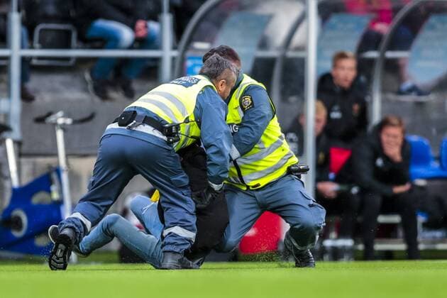170713 Person brottas ner av vakter efter planstormning under fotbollsmatchen i kvalet till Europa League mellan Östersund och Galatasaray den 13 juli 2017 i Östersund.  Copyright: TOBIASxNYKÄNEN BB170713TN026