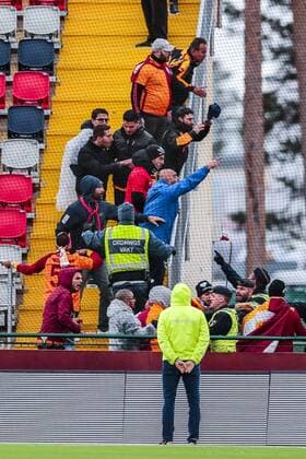 170713 Stökigt pa läktaren under fotbollsmatchen i kvalet till Europa League mellan Östersund och Galatasaray den 13 juli 2017 i Östersund.  Copyright: TOBIASxNYKÄNEN BB170713TN028