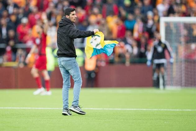 170713 person tar sig in pa planen under fotbollsmatchen i kvalet till Europa League mellan Östersund och Galatasaray den 13 juli 2017 i Östersund.  Copyright: TOBIASxNYKÄNEN BB170713TN047