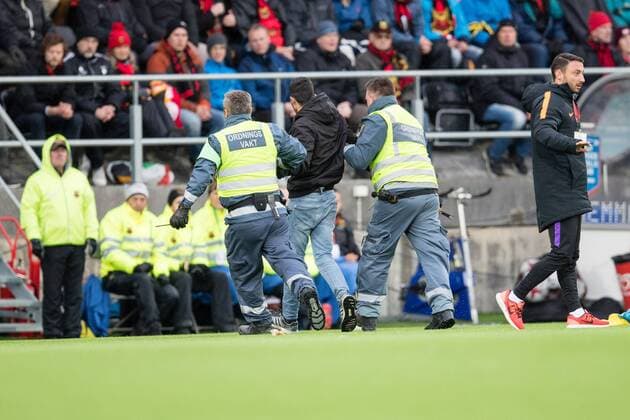 170713 en person som sprungit in pa planen tas om hand av vakterna under fotbollsmatchen i kvalet till Europa League mellan Östersund och Galatasaray den 13 juli 2017 i Östersund.  Copyright: TOBIASxNYKÄNEN BB170713TN048
