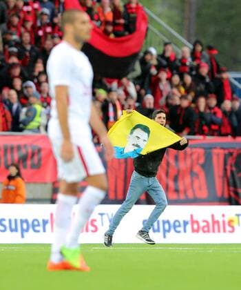Bilder des Tages - SPORT A Kurdish protestor entered the scene during the UEFA Europaleague Qualifier 3rd round, 1st leg match between Ostersund and Galatasaray on July 13, 2017 in Ostersund , Sweden. Final score : Ostersund 2 - Galatasaray 0 