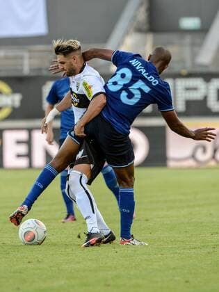 SOCCER - UEFA EL quali, Altach vs Brest ALTACH,AUSTRIA,13.JUL.17 - SOCCER - UEFA Europa League qualification, SCR Altach vs FK Dinamo Brest. Image shows Emanuel Sakic (Altach) and Nivaldo Ferreira (Brest). GEPAxpictures xOliverxLerch