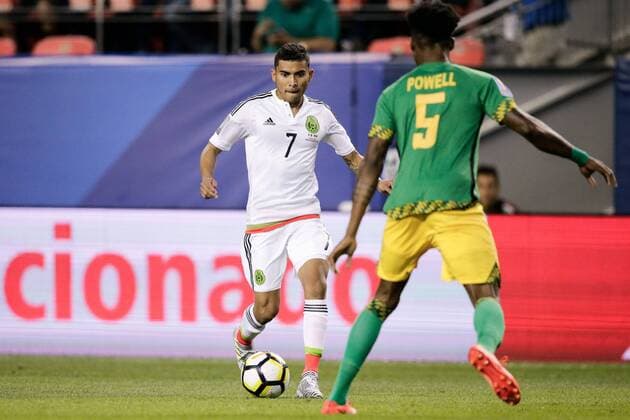 Jamaica defender Alvas Powell (R) defends against Mexico forward Orbelín Pineda (L) in the first half in their CONCACAF Gold Cup match at Authority Field in Denver, Colorado, USA, 13 July 2017. Mexico - Jamaica !ACHTUNG: NUR REDAKTIONELLE NUTZUNG!  Copyright: xIsaiahxJ.xDowningx GCID06 20170714-636356053554805039