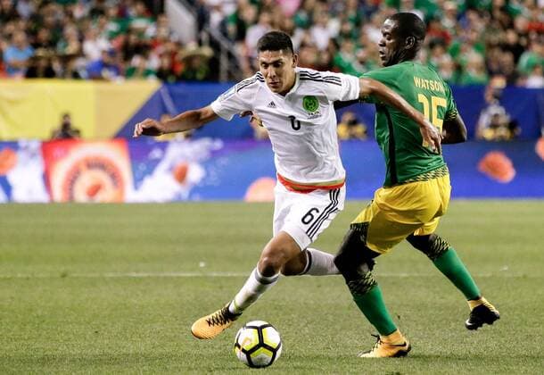 Mexico midfielder Edson Alvarez (L) and Jamaica midfielder Je-Vaughn Watson (R) battle for the ball in the first half in their CONCACAF Gold Cup match at Authority Field in Denver, Colorado, USA, 13 July 2017. Mexico - Jamaica !ACHTUNG: NUR REDAKTIONELLE NUTZUNG!  Copyright: xIsaiahxJ.xDowningx GCID09 20170714-636356063003845386