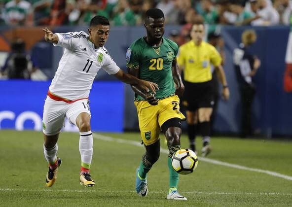 Mexican player Elías Hernández (L) vies for the ball against Jermanine Taylor (R) of Jamaica, during the Gold Cup soccer match between Mexico and Jamaica, held at the Authority Field in Denver, USA, on 13 July 2017. MEXICO - JAMAICA !ACHTUNG: NUR REDAKTIONELLE NUTZUNG!  Copyright: xJOSÉxMENDEZx JME051 20170714-636356064265589562