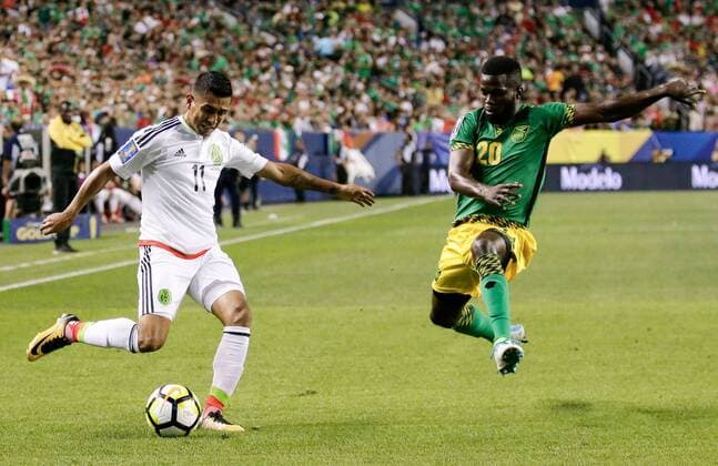 Jamaica defender Kemar Lawrence (R) defends against Mexico forward Elías Hernández (L) in the first half in their CONCACAF Gold Cup match at Authority Field in Denver, Colorado, USA, 13 July 2017. Mexico - Jamaica !ACHTUNG: NUR REDAKTIONELLE NUTZUNG!  Copyright: xIsaiahxJ.xDowningx GCID09 20170714-636356070651999438