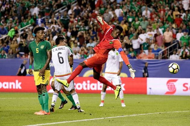 Jamaica defender Alvas Powell (L) watches as Jamaica goalkeeper Andre Blake (R) reaches back for the ball in the first half against Mexico in their CONCACAF Gold Cup match at Authority Field in Denver, Colorado, USA, 13 July 2017. Mexico - Jamaica !ACHTUNG: NUR REDAKTIONELLE NUTZUNG!  Copyright: xIsaiahxJ.xDowningx GCID19 20170714-636356075076996168