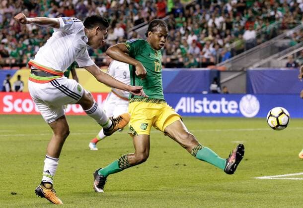 Jamaica midfielder Kevon Lambert (R) defends on a shot from Mexico midfielder Edson Álvarez (L) in the first half in their CONCACAF Gold Cup match at Authority Field in Denver, Colorado, USA, 13 July 2017. Mexico - Jamaica !ACHTUNG: NUR REDAKTIONELLE NUTZUNG!  Copyright: xIsaiahxJ.xDowningx GDIC11 20170714-636356076992470726