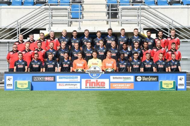 Fußball 3. Liga, Porträttermin 2017 2018, Mannschafsfoto SC Paderborn 07 am 13.07.2017 in der Benteler-Arena in Paderborn Hintere Reihe (v. l.): Mannschaftsarzt Dr. Karl-Friedrich Schünemann, Mannschaftsarzt Dr. Matthias Porsch, Mannschaftsarzt Dr. Lutz Mahlke, Mannschaftsarzt Dr. Hans Walter Hemmen, Tim Mannek (Rückennummer 15), Koen van der Biezen (9), Dennis Srbeny (18), Sebastian Wimmer (4), Christian Strohdiek (5), Thomas Bertels (14), Leon Fesser (30), Massih Wassey (6), Teammanager Ole Siegel, Torwart-Trainer Nico Burchert. Mittlere Reihe (v. l.): Zeugwart Michael Heppner, Physiotherapeut Robert Wezorke, Physiotherapeut Jörg Liebeck, Felix Herzenbruch (12), Ben Zolinski (31), Sven Michel (22), Ron Schallenberg (26), Sebastian Schonlau (13), Lukas Boeder (33), Aykut Soyak (25), Darryl Geurts (32), Co-Trainer Danilo de Souza, Co-Trainer Daniel Scherning, Chef-Trainer Steffen Baumgart. Vordere Reihe (v. l.): Semir Saric (21), Robin Krauße (23), Marcus Piossek (27), Fatih Ufuk (24), Leopold Zingerle (17), Till Brinkmann (28), Michael Ratajczak (1), Christopher Antwi-Adjei (22), Dardan Karimani (16 ), Marc Vucinovic (19), Timo Mauer (7), Marc Andre Kruska (8). Es fehlen Mentalcoach Martin Daxl und Pascal Itter (20) MT