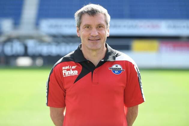Fußball 3. Liga, Porträttermin 2017 2018 Porträttermin SC Paderborn 07 am 13.07.2017 in der Benteler-Arena in Paderborn Mannschaftsarzt Dr. Mattias Porsch (Paderborn) MT