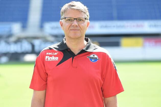 Fußball 3. Liga, Porträttermin 2017 2018 Porträttermin SC Paderborn 07 am 13.07.2017 in der Benteler-Arena in Paderborn Mannschaftsarzt Dr. Lutz Mahlke (Paderborn) MT