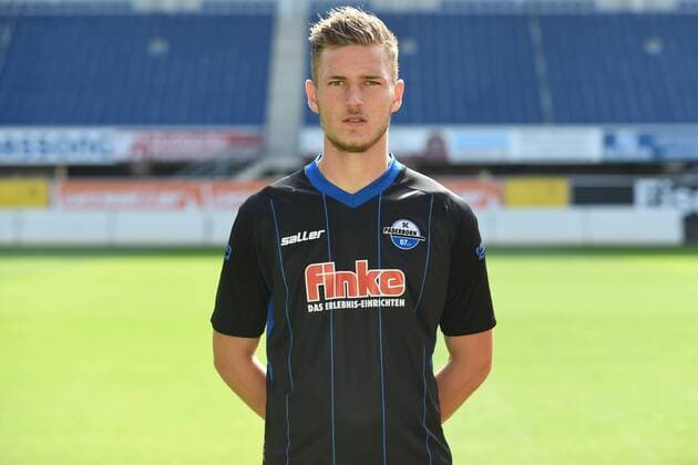 Fußball 3. Liga, Porträttermin 2017 2018 Porträttermin SC Paderborn 07 am 13.07.2017 in der Benteler-Arena in Paderborn Dennis Srbeny (Paderborn) MT