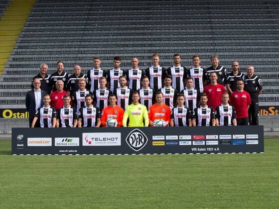 Hintere Reihe von links: Dr. Udo Tiefenbacher (Mannschaftsarzt), Rudi Ehmann (Physiotherapeut), Achim Haegele (Masseur), Daniel Stanese, Cagatay Kader, Matthias Morys, Gerrit Wegkamp, Torben Rehfeldt, Robert Mueller, Andreas Heintzen (Mannschaftsarzt), Bastian Noth (Teammanager), Guenther Hammer (Betreuer) Mittlere Reihe von links: Markus Thiele (Geschaeftsfuehrer & Marketing), Peter Vollmann (Cheftrainer), Thorsten Schulz, Patrick Schorr, Rico Preißinger, Marcel Baer, Antonios Papadopoulos, Luca Schnellbacher, Jan Kilian (Co-Trainer), Timo Reus (Torwart-Trainer) Vordere Reihe von links: Matti Trianni, Thomas Geyer, Sascha Traut, Matthias Layer, Daniel Bernhardt, Raif Husic, Noah Feil, Maximilian Welzmueller, Sebastian Vasiliadis. Fussball, GER, 3.Liga, Portraettermin 2017 2018, Mannschaftsfoto, VfR Aalen, 14.07.2017, Aalen Copyright: xLangerx xEibner-Pressefotox EP_HLR