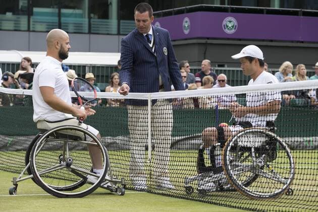 Bilder des Tages - SPORT July 14th 2017, All England Lawn Tennis and Croquet Club, London, England; The Wimbledon Tennis Championships, Day 11; The Umpire shows Stefan Olsson (SWE) the match coin before the coin toss in the match against Shingo Kunieda (JPN) xRolandxHarrisonx  ActionPlus11901147