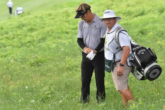 SILVIS, IL - JULY 13: Stuart Appelby and his caddy discuss the best way to shoot on to the No. 1 green from the rough during the first round of the John Deere Classic, July 13, 2017, at TPC Deere Run, Silvis, IL. (Photo by Keith Gillett Icon Sportswire) GOLF: JUL 13 PGA Golf Herren - John Deere Classic - First Round Icon17070130201 EDITORIAL USE ONLY