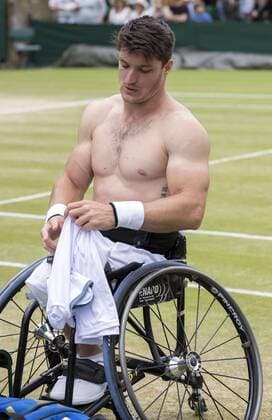 Bilder des Tages - SPORT July 14th 2017, All England Lawn Tennis and Croquet Club, London, England; The Wimbledon Tennis Championships, Day 11; Gustavo Fernandez (ARG) changing his shirt during a break in the match against Alfie Hewett (GBR) xRolandxHarrisonx  ActionPlus11901323