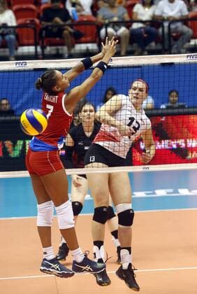 Canadian Lucille Charuk (R) in action front Puerto Rican Stephanie Enright (L) and Jennifer Quesada (R) during their women s Volleyball Grand Prix match between Puerto Rico and Canada at Roberto Clemente coliseum in San Juan, Puerto Rico, 14 July 2017. Puerto Rico vs. Canada !ACHTUNG: NUR REDAKTIONELLE NUTZUNG!  Copyright: xThaisxLlorcax PRC017 20170715-636356911743388492