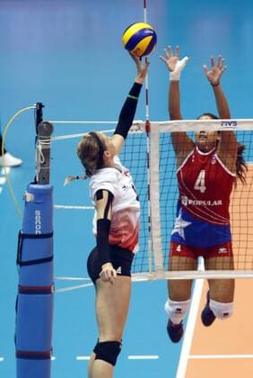 Canadian Kyla Richey (L) in action front Puerto Rican Raymareily Santos (R) during their women s Volleyball Grand Prix match between Puerto Rico and Canada at Roberto Clemente coliseum in San Juan, Puerto Rico, 14 July 2017. Puerto Rico vs. Canada !ACHTUNG: NUR REDAKTIONELLE NUTZUNG!  Copyright: xThaisxLlorcax PRC017 20170715-636356911827785574