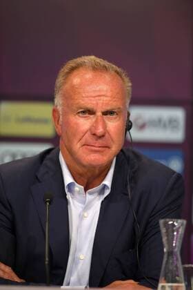 12.07.2017, Fussball 1.Bundesliga 2017 2018, Pressekonferenz in der Allianz Arena München, FC Bayern München stellt den Neuzugang aus Madrid vor, James Rodriguez (FC Bayern München). Vorstandsvorsitzender Karl-Heinz Rummenigge (FC Bayern München) bei der PK. 