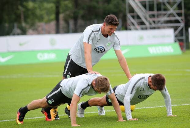Bilder des Tages - SPORT VfL Trainingslager Bad Ragaz Bad Ragaz, Schweiz 15.07.2017, FUßBALL - VfL Wolfsburg, Trainingslager, 1. Bundesliga, Saison 2017-2018. Bild zeigt: Mario Gomez (VfL Wolfsburg) Bad Ragaz